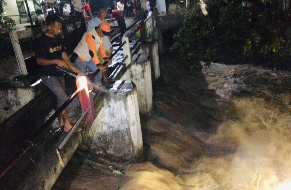 Banjir Bandang Lamongan Surut, Warga Bersihkan Material Lumpur