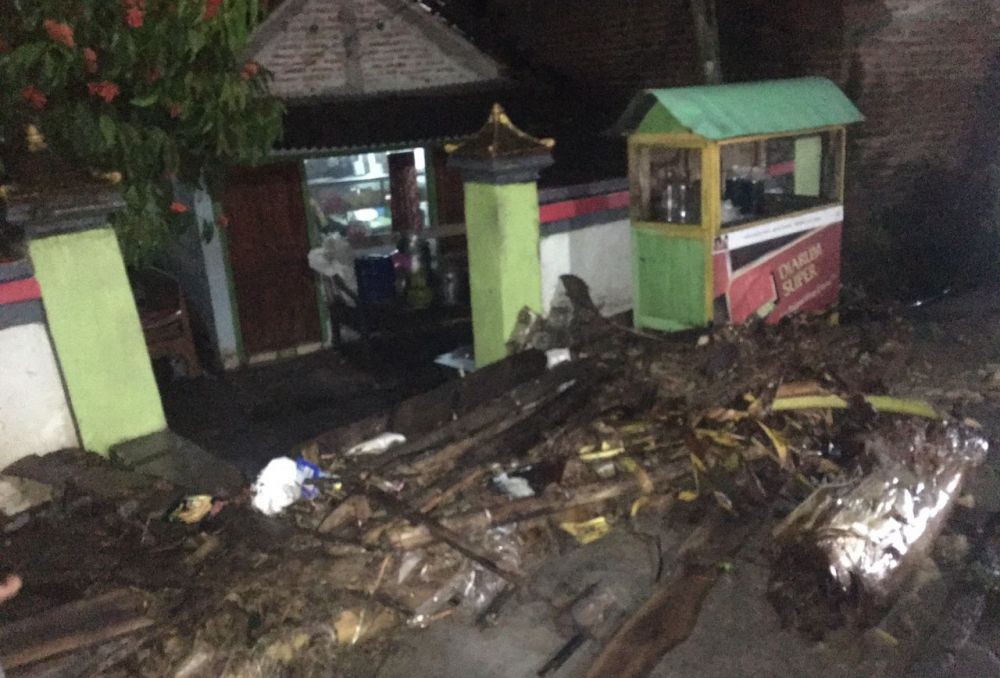 Banjir Bandang Lamongan Surut, Warga Bersihkan Material Lumpur
