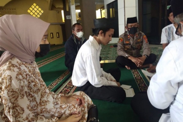 Suasana Haru Saat Tahanan Polsek Medan Timur Menikah