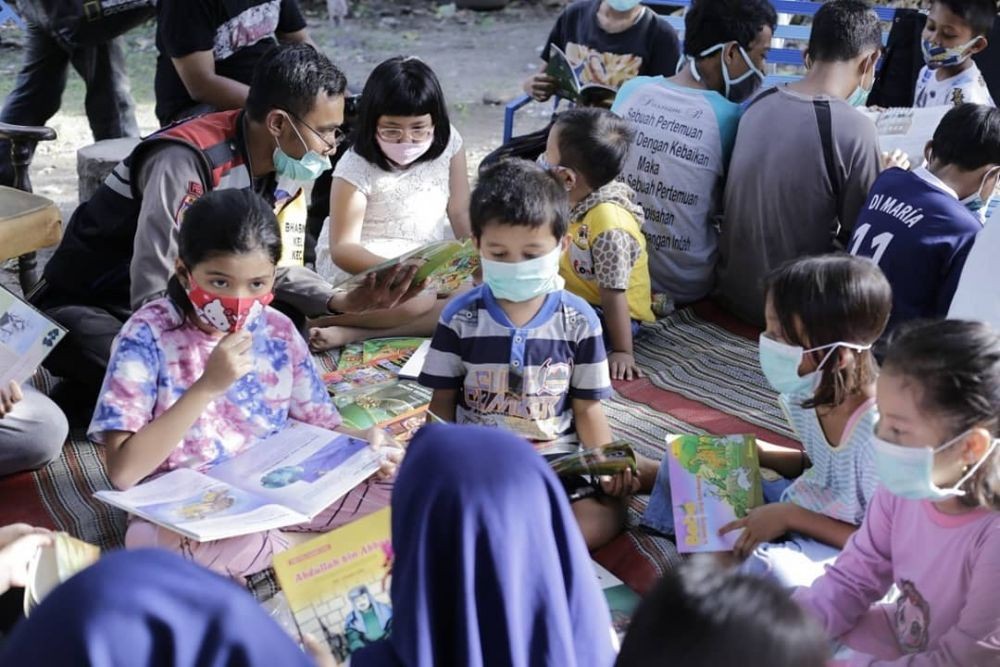 Inspiratif! Polisi Surabaya Buat Taman Bacaan Pakai Uang Pribadinya