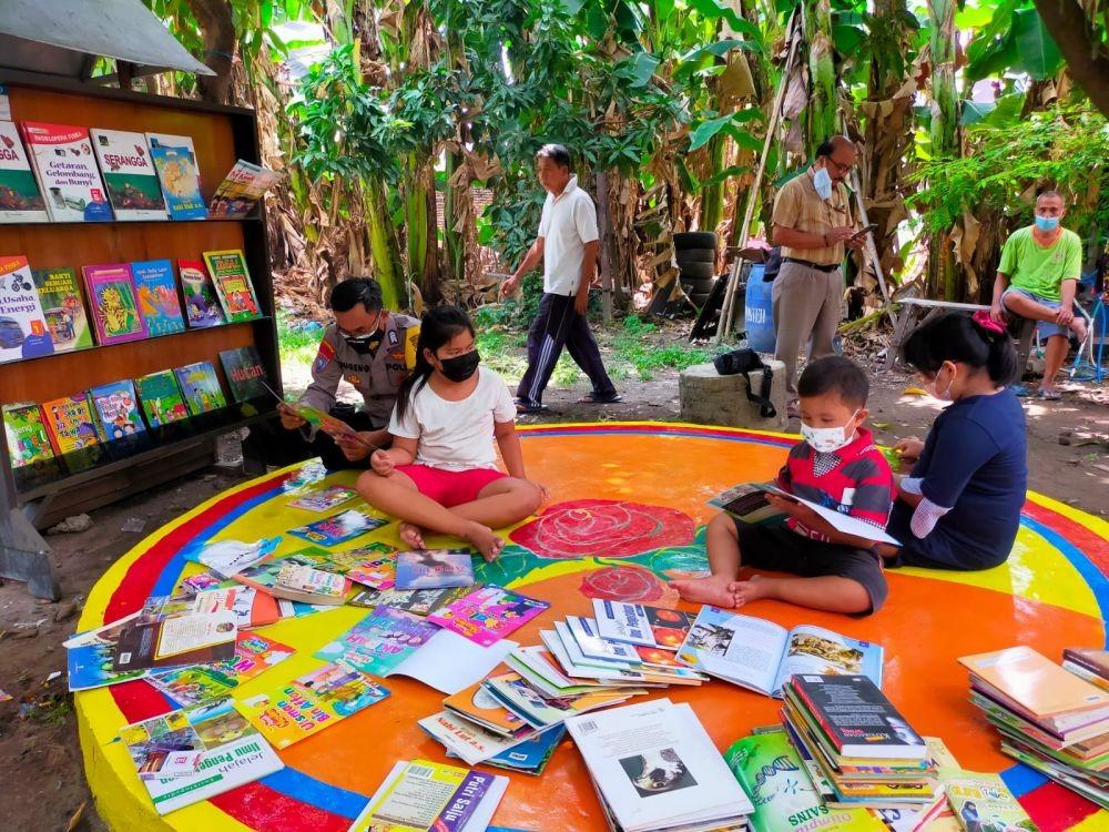 Inspiratif! Polisi Surabaya Buat Taman Bacaan Pakai Uang Pribadinya