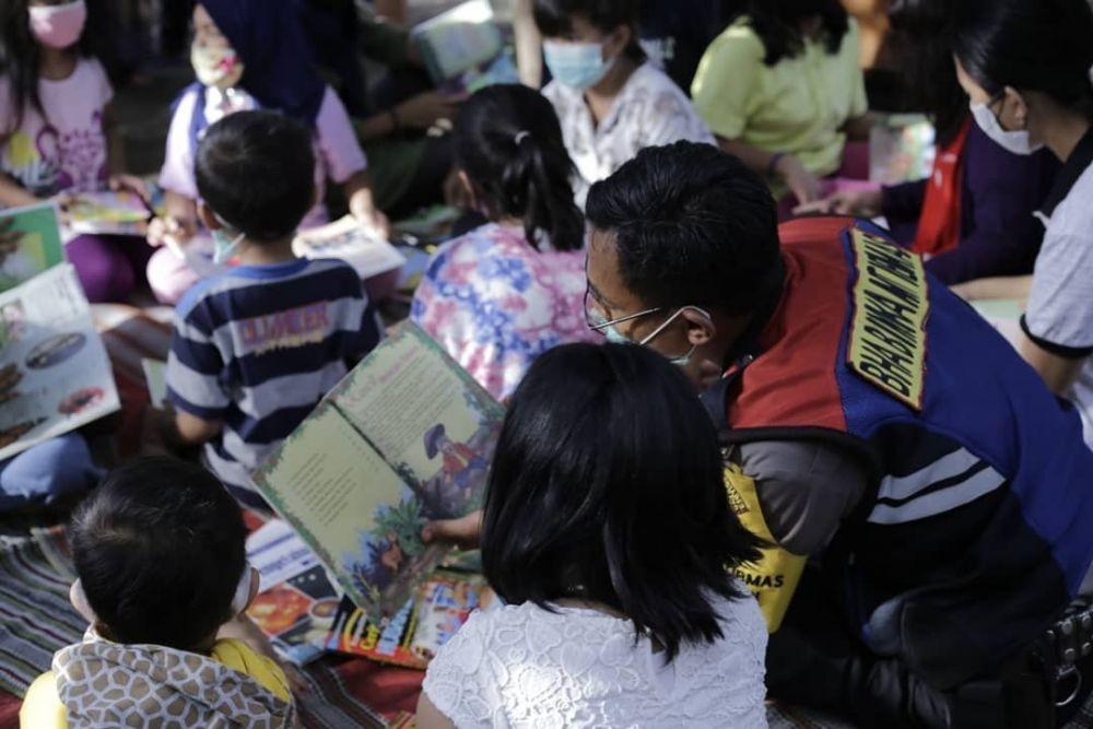 Inspiratif! Polisi Surabaya Buat Taman Bacaan Pakai Uang Pribadinya