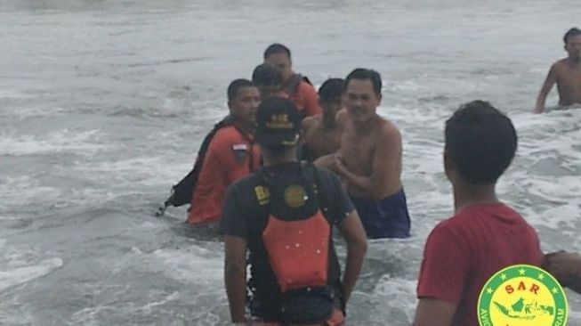 Tangis Keluarga Iringi Penemuan Jasad Dua Pelajar Tenggelam di Pantai 