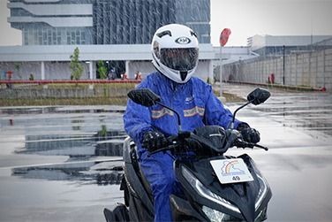 4 Alasan Jas Hujan Ponco Tidak Aman Digunakan untuk Bermotor