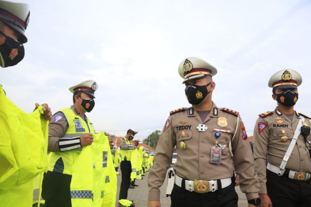 302 Personel Polisi Siaga Titik Banjir dan Pohon Tumbang di Surabaya
