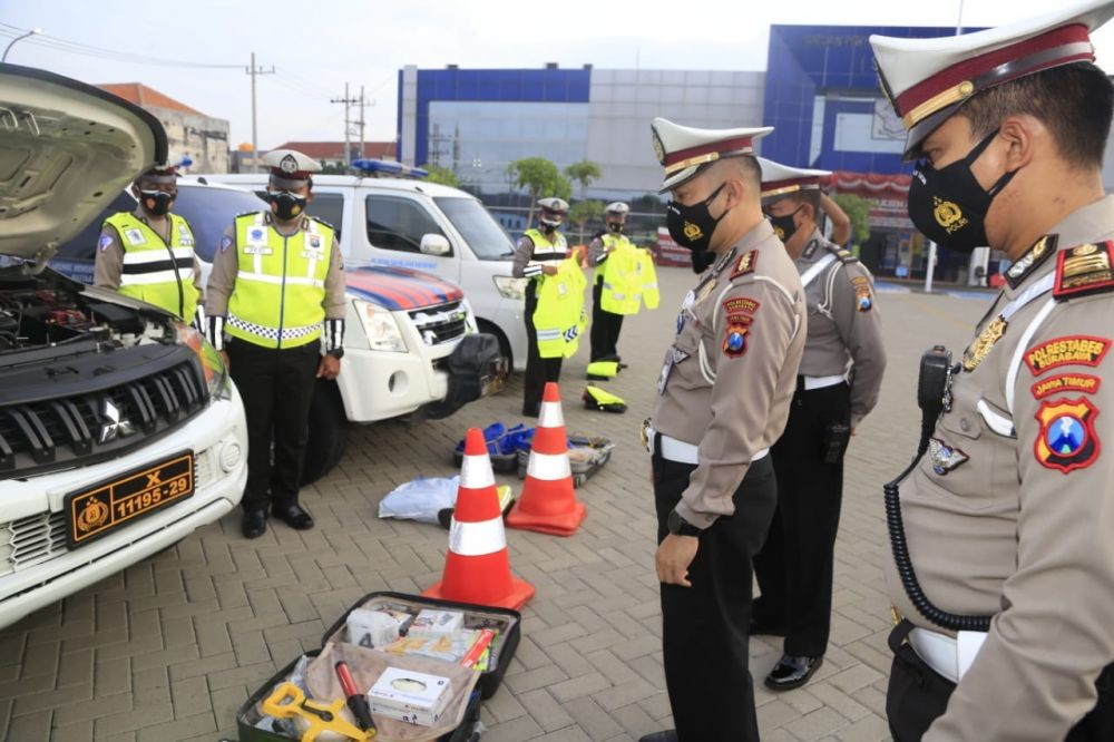 302 Personel Polisi Siaga Titik Banjir dan Pohon Tumbang di Surabaya