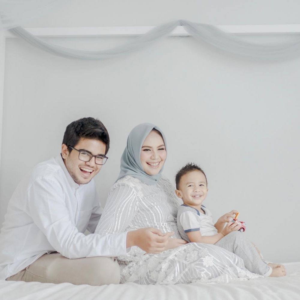 10 Inspirasi Maternity Photoshoot Di Rumah, Hemat!