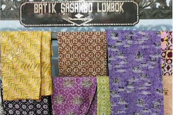 Wali Kota Mataram Ikut Fashion Show Pakai Batik Sasambo