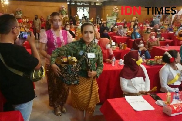 Mengintip Serunya Lomba Jamu Gendong di Tulungagung