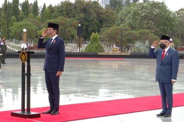 Hari Pahlawan Jokowi Tabur Bunga Di Makam Habibie Ibu Ani