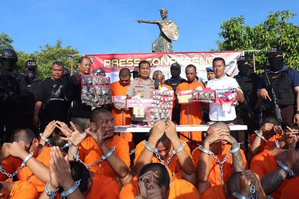 7 Potret Tahanan di Bali Diborgol Tangan dan Kaki, untuk Efek Jera?   