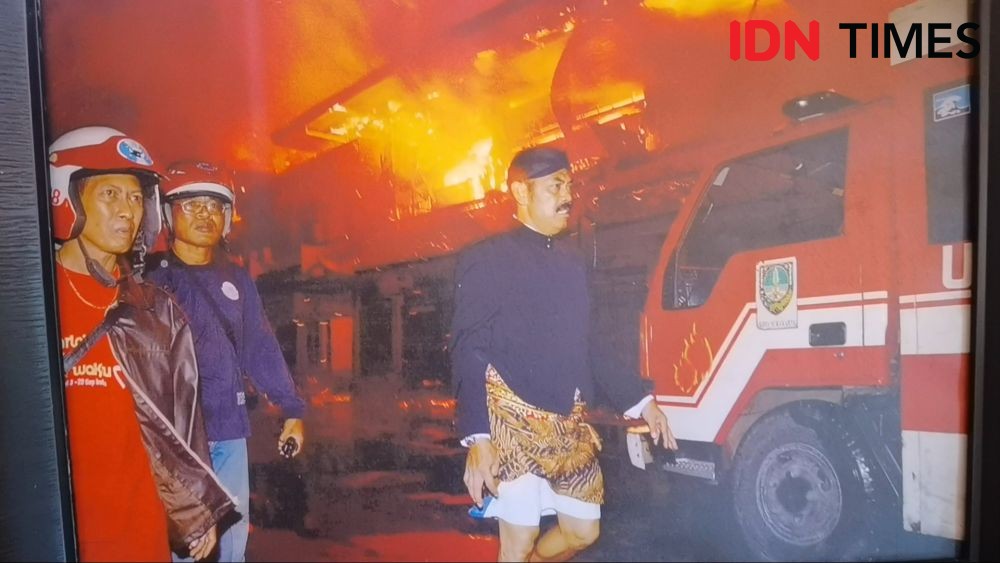 Padamkan Kebakaran Pakai Beskap, Foto Rudy ini Bikin Gibran Kagum 