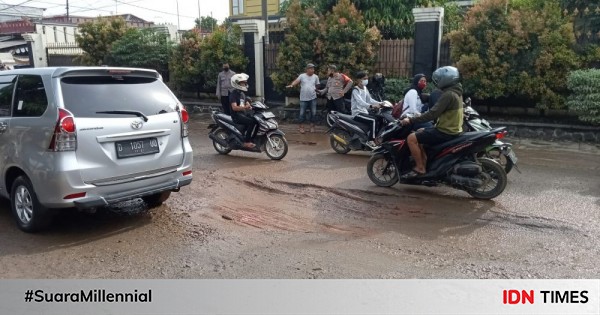 Jalan Provinsi Di Purwakarta Rusak Parah Hingga Picu Kecelak 3209