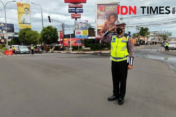 Polisi dan Pengguna Jalan di Kota Serang Mengheningkan Cipta
