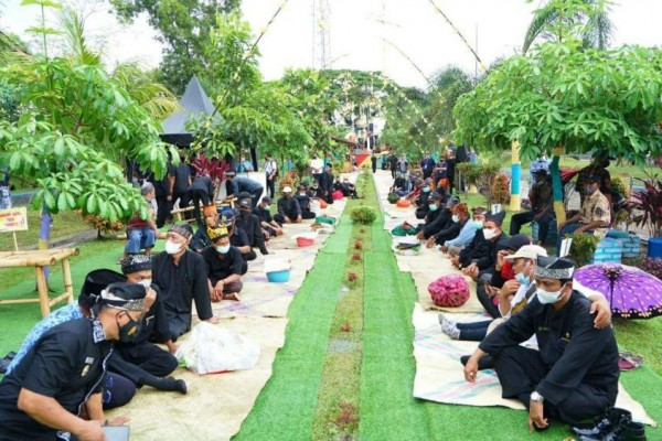 Petani Banyuwangi Gelar Tradisi Bubak Sawah, Apa Itu?