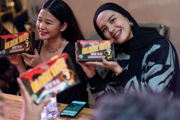 Unik! Black Bite Gangnam Style, Camilan Ayam Dipadukan Arang