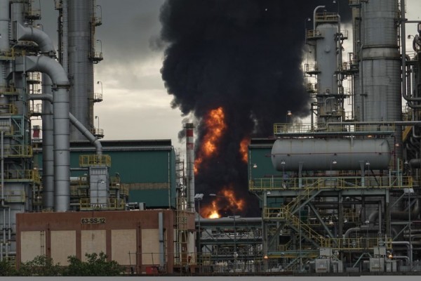 Pertamina Evaluasi dan Investigasi Kebakaran Tangki Kilang di Cilacap