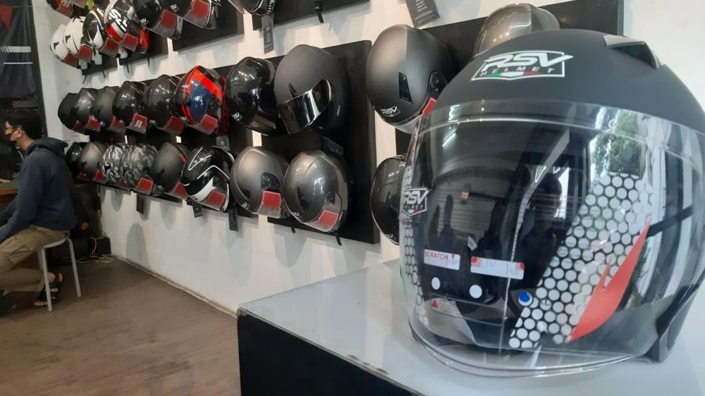 Jajal Sirkuit Mandalika, Jokowi Gunakan Helm Produk UMKM Kota Bandung 