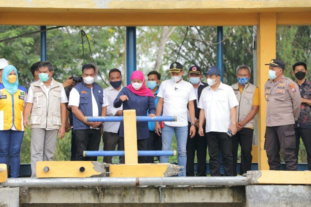 Rawan Banjir, Khofifah Tinjau 3 Rumah Pompa di Sampang