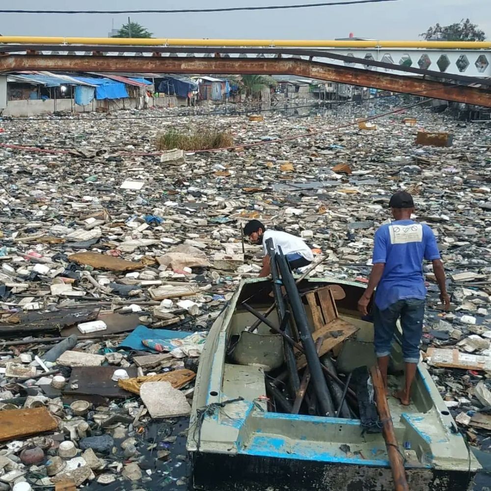 Usai Banjir Rob, Sampah Tersangkut di Kali Dadap Tangerang