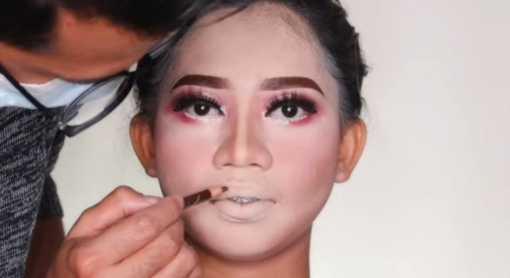 Tips dari MUA Hits Lampung Rangga Juan, Ombre Bibir Ala Barbie 