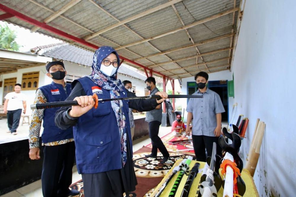 Pemuda Banyuwangi Bikin Replika Pedang Katana, Omzet hingga Rp40 Juta