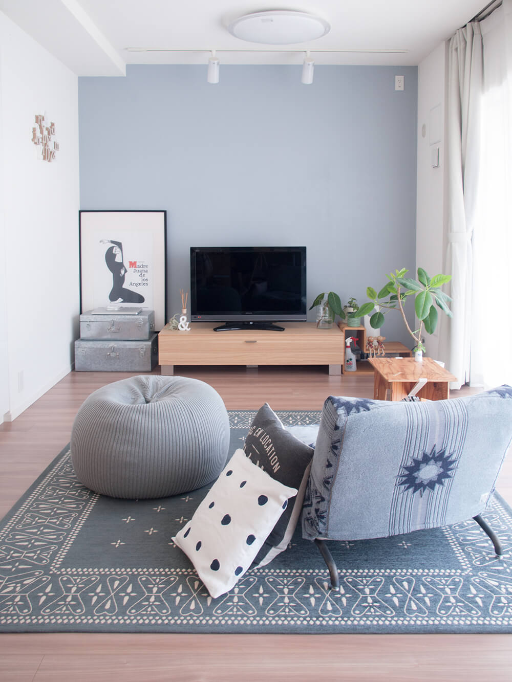 9 Inspirasi Ruang Keluarga dengan TV, Selalu Betah di Rumah Sendiri!