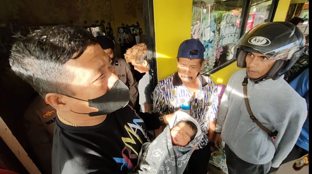 Pemilik Salon di Makassar Temukan Bayi Laki-Laki dalam Kardus