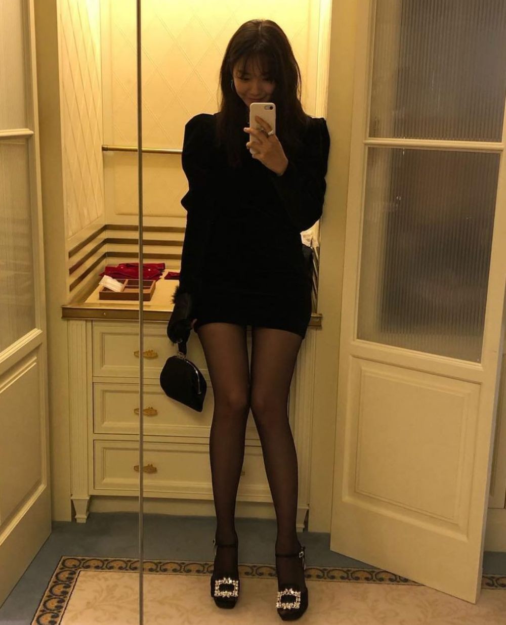 10 Inspirasi OOTD Shin Min Ah, Minimalis tapi Selalu Elegan!