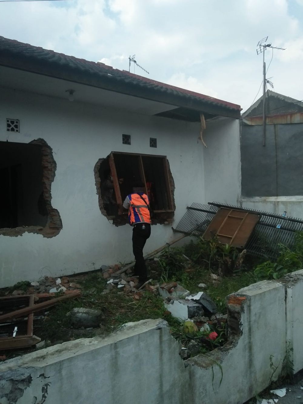 PT KAI Gusur 15 Rumah Warga di Bandung, Warga Sebut Arogan!
