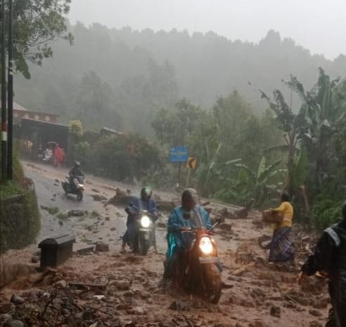 Potret Longsor di Jalur Denpasar-Buleleng, Lalu Lintas Sempat Lumpuh 