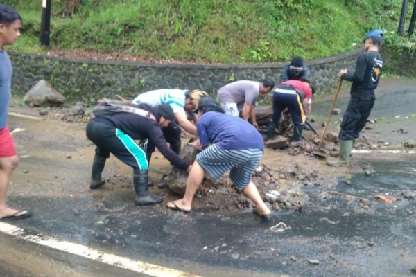 Potret Longsor di Jalur Denpasar-Buleleng, Lalu Lintas Sempat Lumpuh