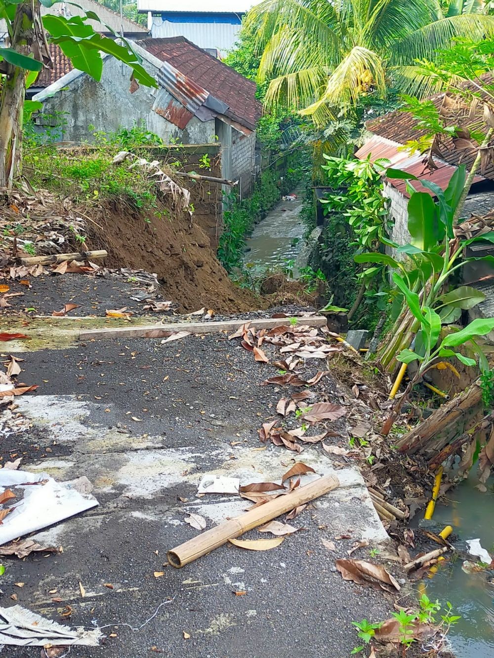 Senderan Jebol Akibat Hujan Deras, Satu Warga di Tabanan Patah Kaki