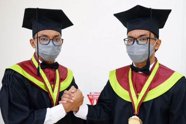 Unik! Kembar Identik Sama-sama Wisuda di Fakultas Kedokteran UMS