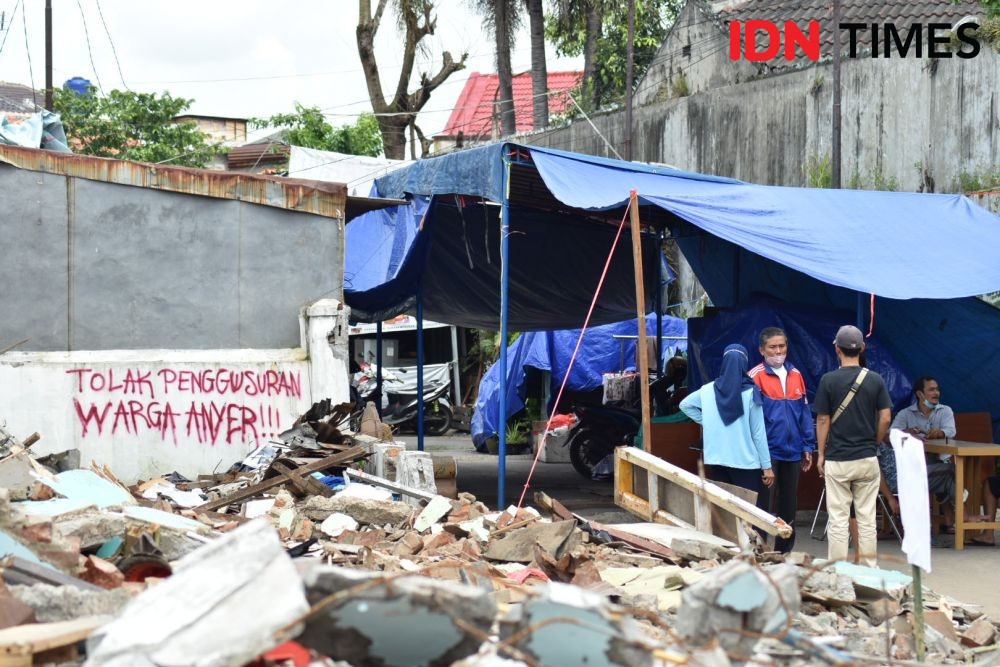 [FOTO] Sisa Reruntuhan Rumah Warga Anyer Dalam yang Digusur PT KAI
