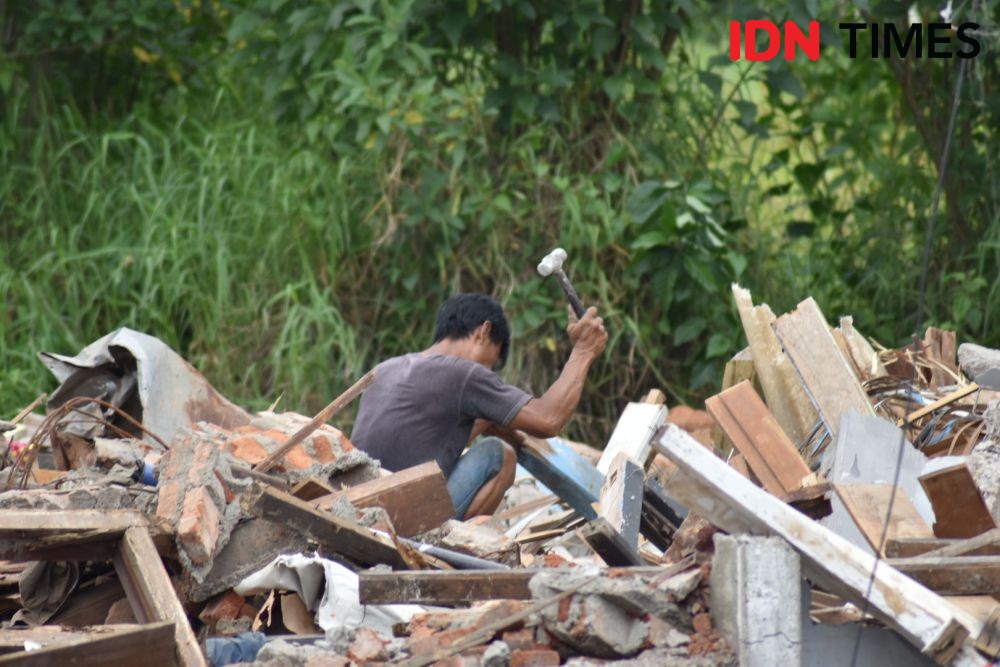 [FOTO] Sisa Reruntuhan Rumah Warga Anyer Dalam yang Digusur PT KAI