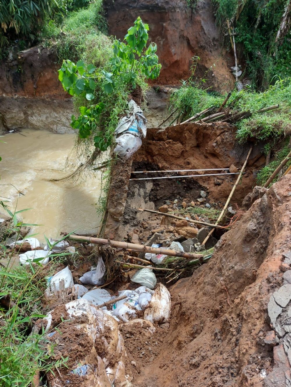 Banjir, Jembatan
Penghubung Putus dan Warga Harus Putar Jalan