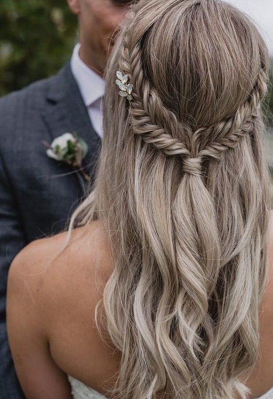 10 Inspirasi Hairstyle Kepang untuk Acara Pesta, Anti Ribet!