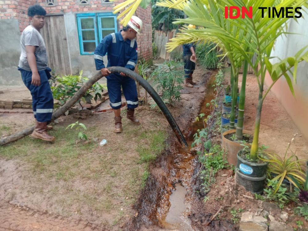 Pipa Pertamina di Jambi Bocor, Halaman Rumah Warga Ditumpahi Minyak  