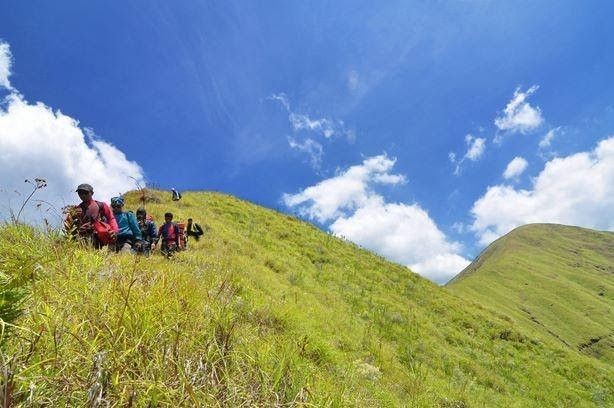 Menantang! Mendaki ke Puncak Bukit Anak Dara di Ketinggian 1.923 MDPL