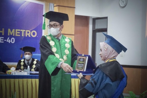Cerita Mia Wisudawan Terbaik UM Metro, Bekerja, Urus Anak dan Kuliah