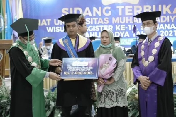 Hore! Wisudawan Terbaik UM Metro Terima Tabungan Rp30 Juta