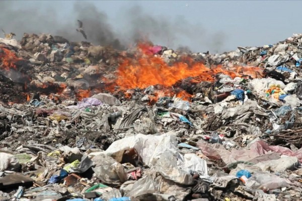 7 Alasan Kenapa Membakar Sampah Bukan Solusi yang Baik