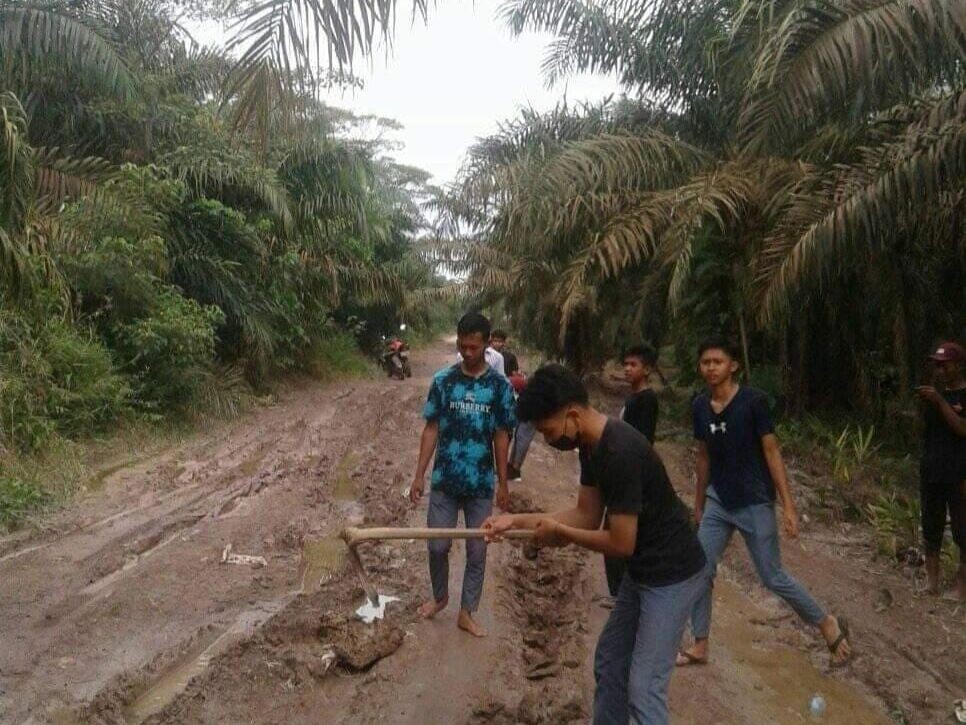 Siswa di Pulau Rimau Banyuasin Gotong Royong Perbaiki Jalan
