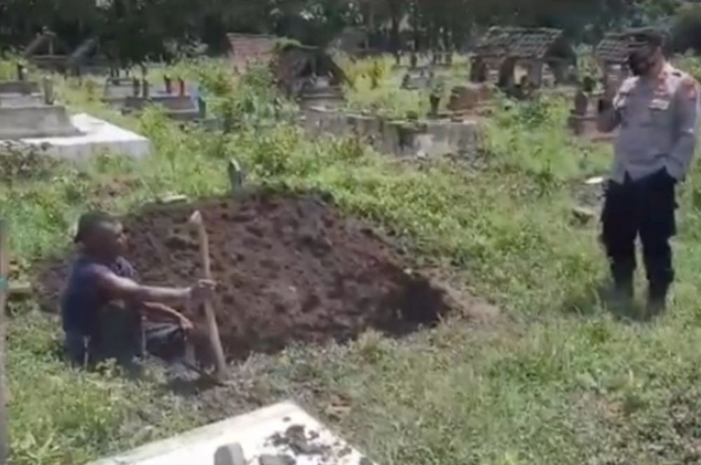 Pria di Ponorogo Ini Bongkar Makam Istrinya Setelah Mendapat Mimpi 