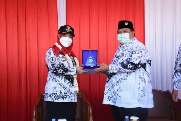Hari Guru Nasional, Eva Dwiana Janjikan Guru Dapat Beasiswa