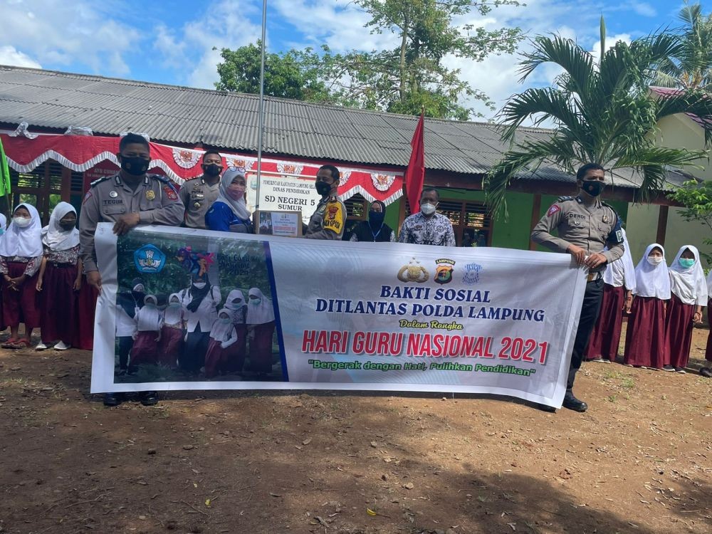Hari Guru Nasional, Ditlantas Polda Lampung Sambangi Pulau Terpencil