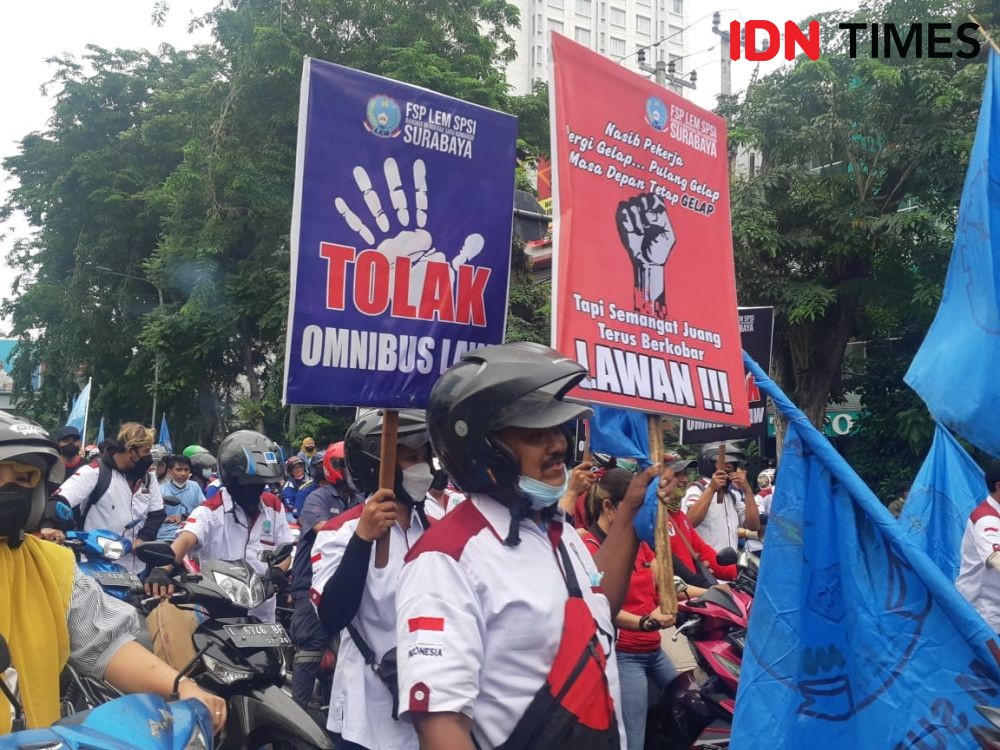 Buruh Demo di Depan Grahadi, Minta Upah Tak Dihitung Berdasarkan PP 36