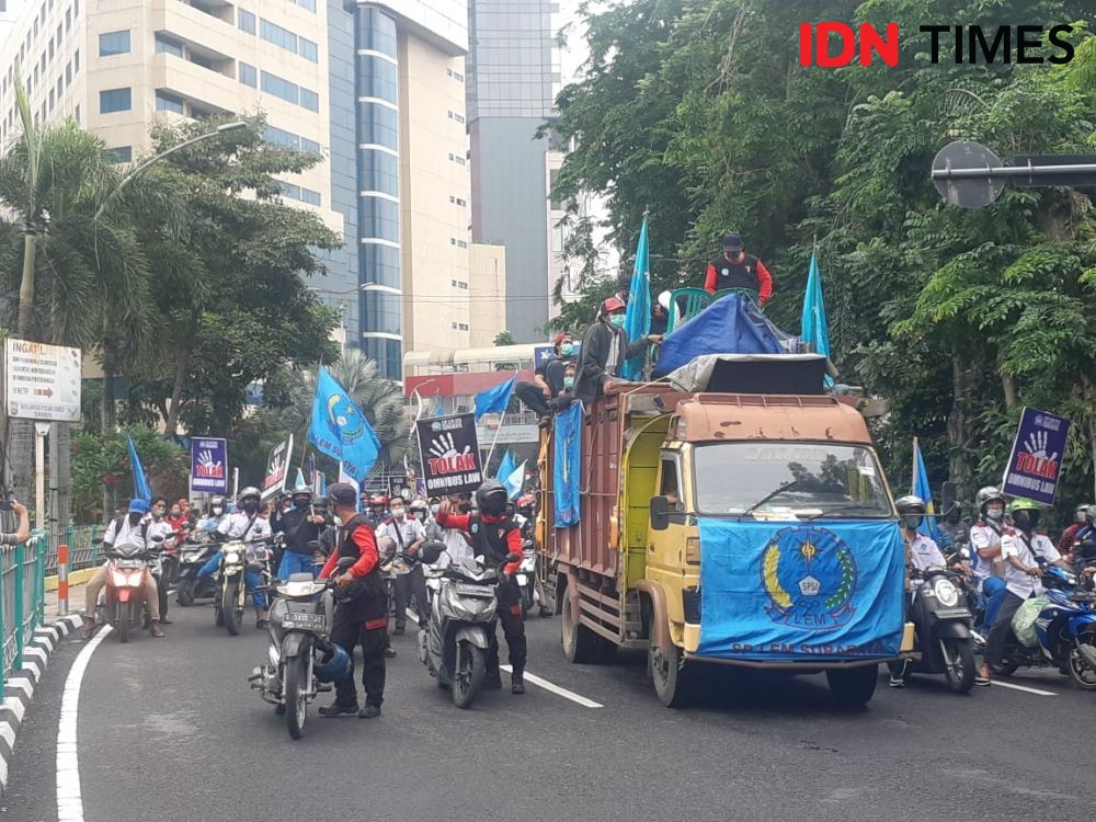 Buruh Demo di Depan Grahadi, Minta Upah Tak Dihitung Berdasarkan PP 36