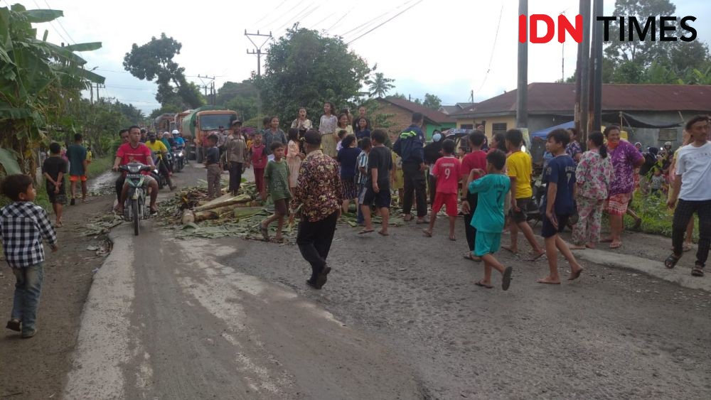 Tak Kunjung Diperbaiki, Warga Binjai Blokir dan Duduki Badan Jalan